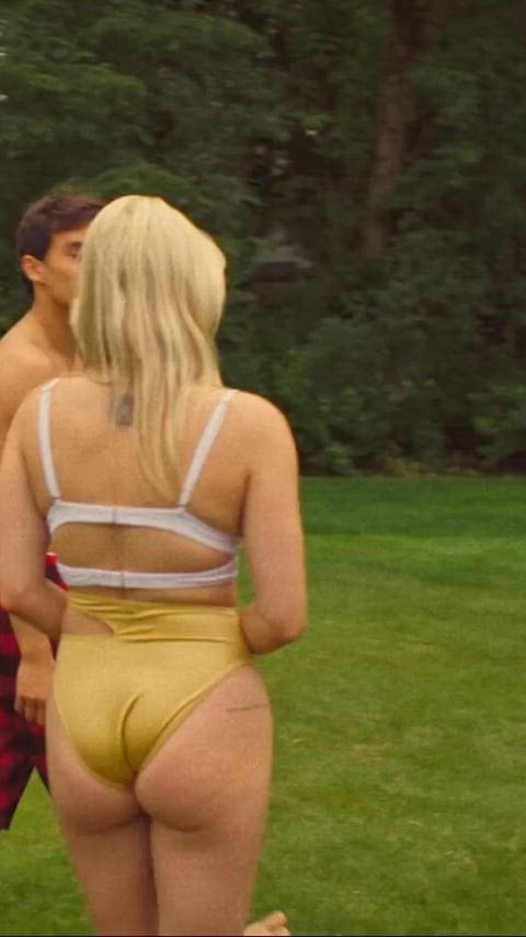 Ariel Winter’s Hot Butt Steals the Spotlight
