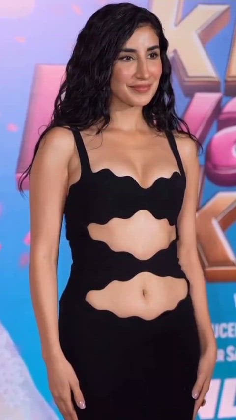 Hot and Sexy Parul Gulati Shows Off Her Curves