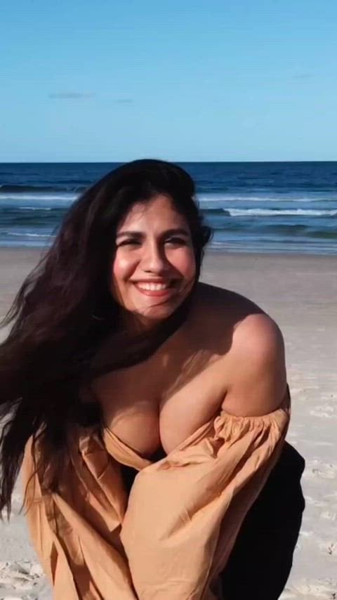 Hot and Sexy Shreya Dhanwanthary Shows Off Her Curves