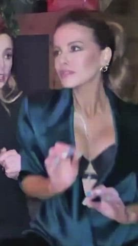 Kate Beckinsale sizzles in a steamy nude scene that you don’t want to miss.