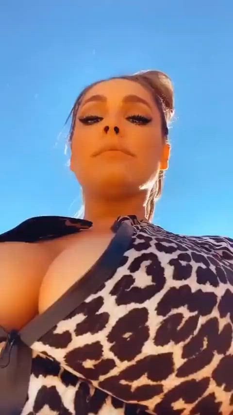 Kelly Brook Goes Wild in a Hot Photoshoot Challenge