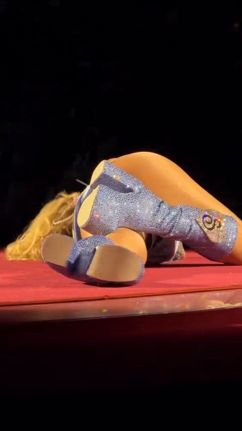 Sabrina Carpenter’s Hot Ass Steals the Spotlight in Sultry New Clip