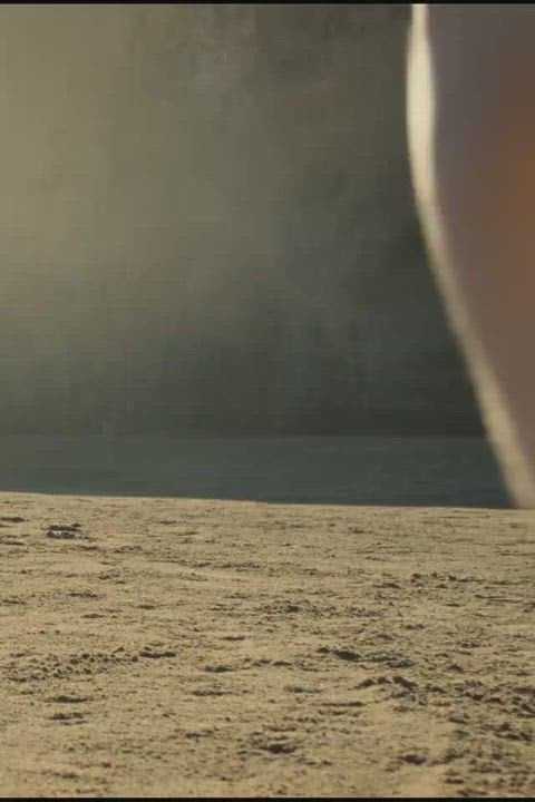 Thomasin McKenzie flaunts her sexy assets in sultry butt showcase