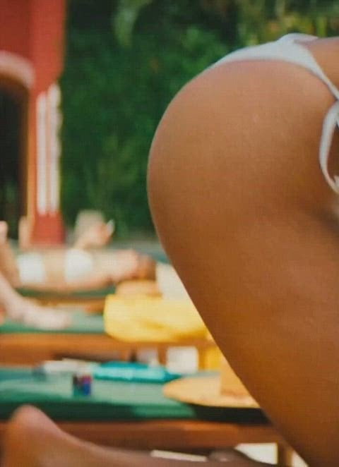 Adria Arjona’s Sexy Curves Show Off Her Stunning Butt