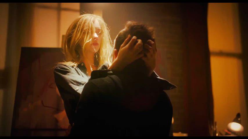 Elle Evans’ sultry nude scene in the American movie Muse (2017)