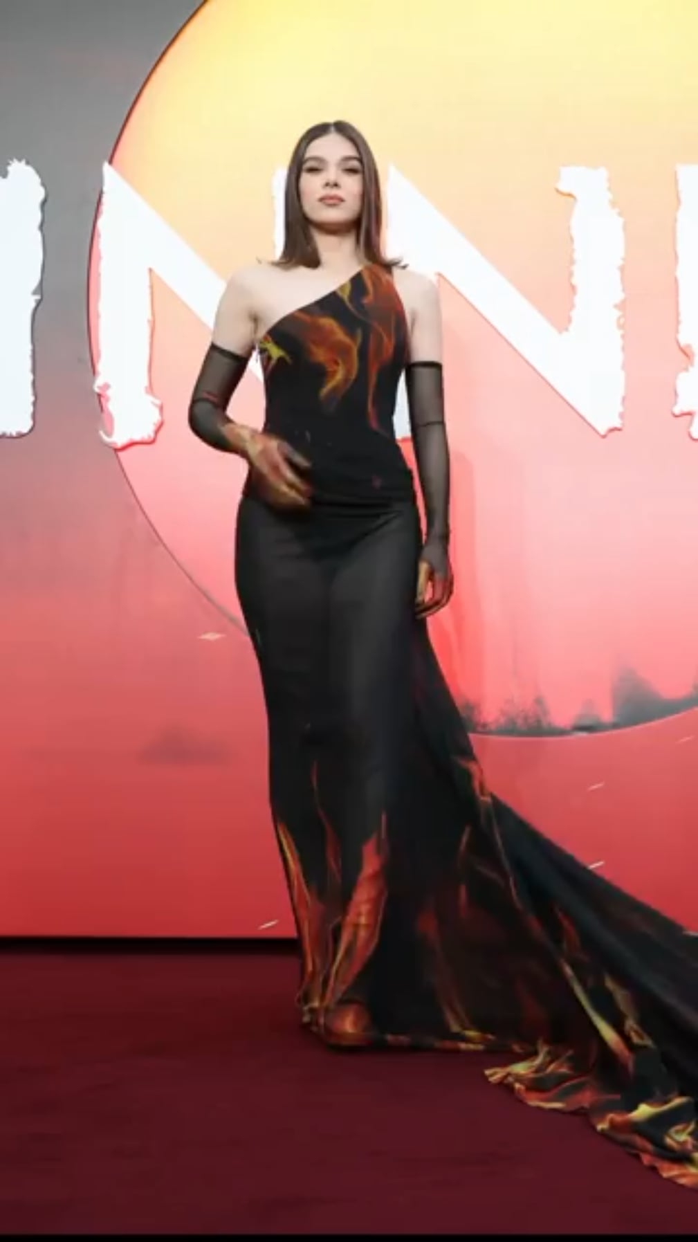 Hailee Steinfeld Looks Hot and Sexy in Stunning Outfits