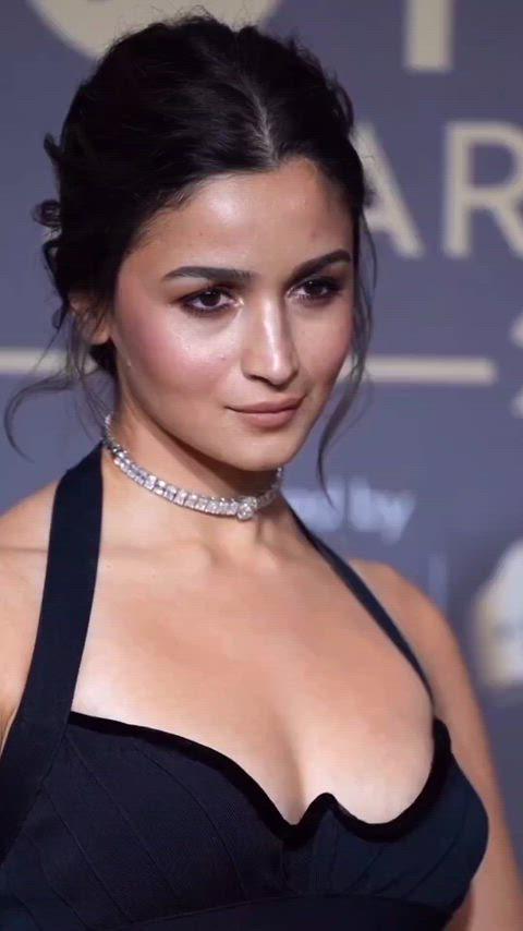 Hot Alia Bhatt Shows Off Sexy Style