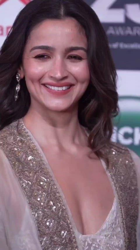 Hot and Sexy Alia Bhatt in Revealing Outfits