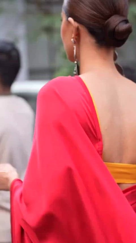 Hot and Sexy Ananya Panday Shows Off Her Curves