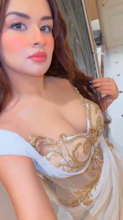 Hot and Sexy Avneet Kaur Shows Off Her Stunning Looks