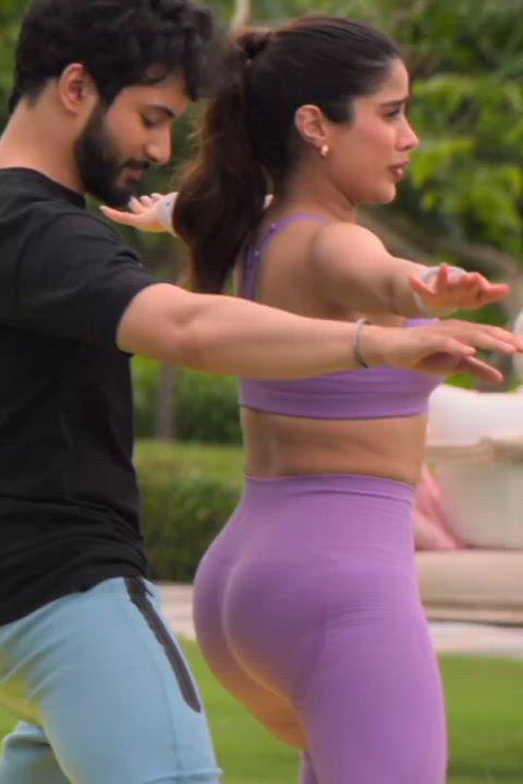 Hot and Sexy Janhvi Kapoor Shows Off Her Stunning Curves
