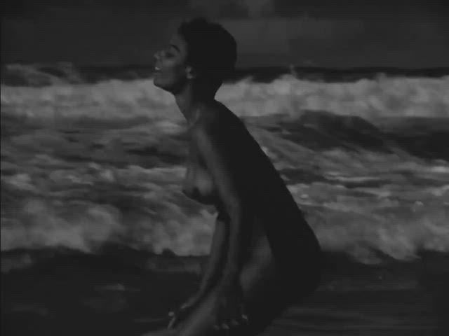 Luiza Maranhão’s steamy nude scene in The Turning Wind, aka Barravento (1962)