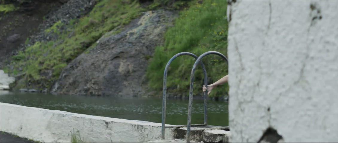 Maika Monroe’s Hot and Steamy Ass Moment in Bokeh (2017)