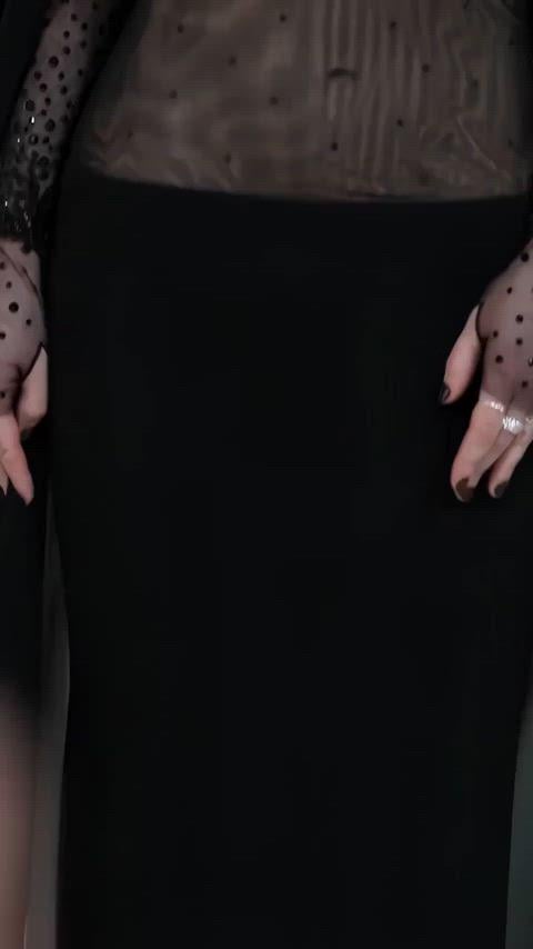 Rachel Brosnahan Goes Wild in a Sexy and Provocative Moment