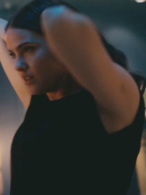 Shelley Hennig’s wild nude scene in Obliterated s01e01