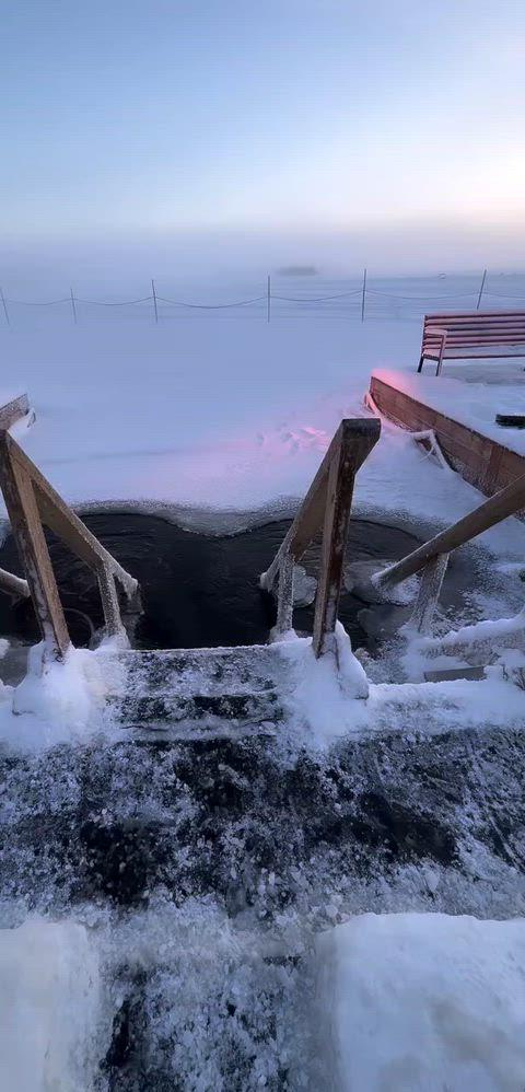 Emeraude Toubia’s Hot and Sexy Ass Steals the Show