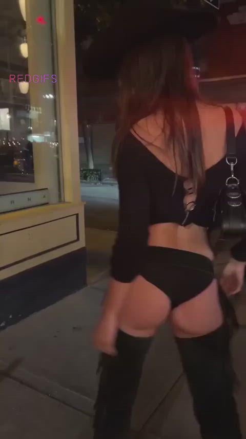 Emily Ratajkowski’s Hot Bare Ass Steals the Show