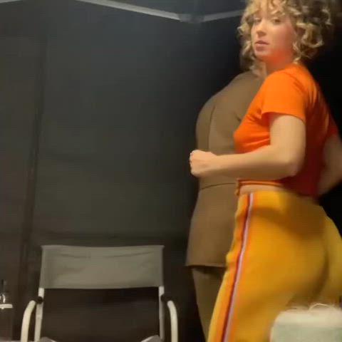 Haley Lu Richardson and Emilia Clarke Show Off Their Sexy Butts in Stunning Clips