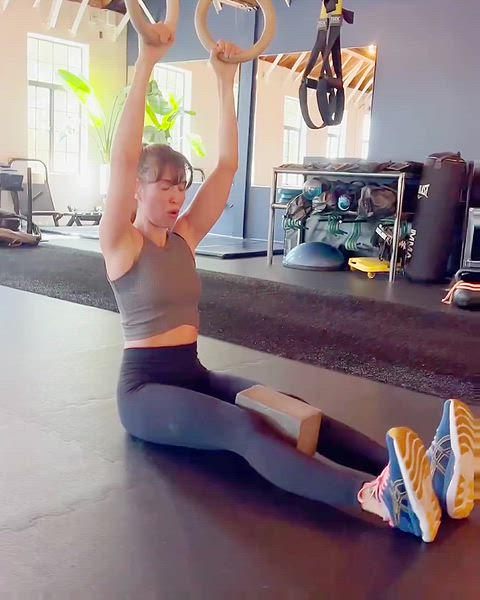 Hot and Sexy Alison Brie Flaunts Her Gorgeous Cleavage