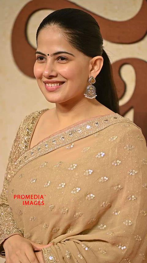 Hot and Sexy Jaya Kishori Shows Off Her Stunning Cleavage