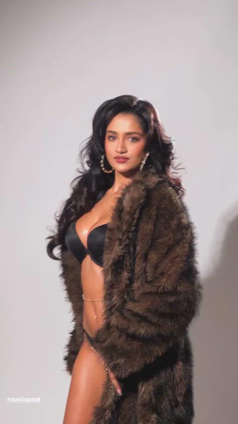 Naela Paul’s Hot Photoshoot Video