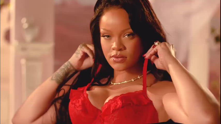 Rihanna’s Sexy Moments Showcasing Her Stunning Butt