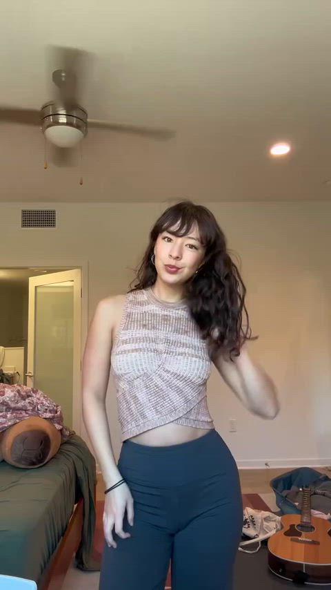 Aubrey Anderson-Emmons Shows Off Her Sexy Ass in a Stunning Display