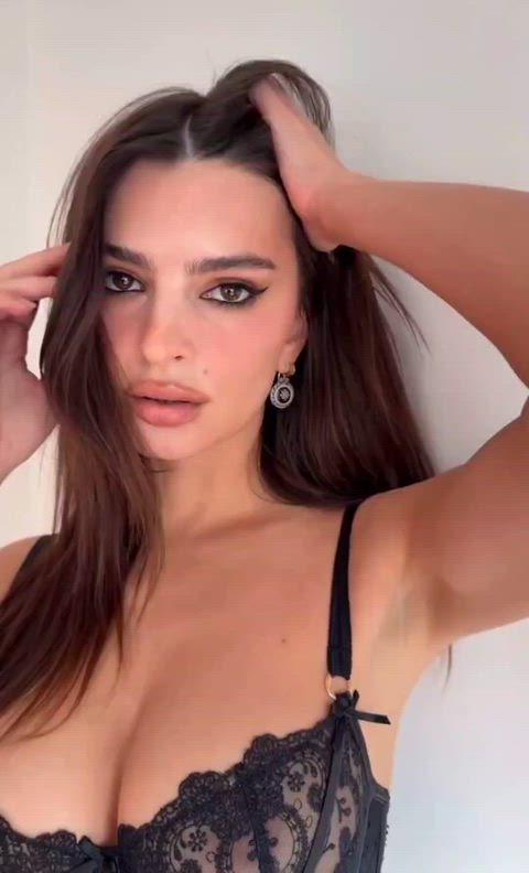 Emily Ratajkowski Gone Wild in a Hot, Sultry Photoshoot