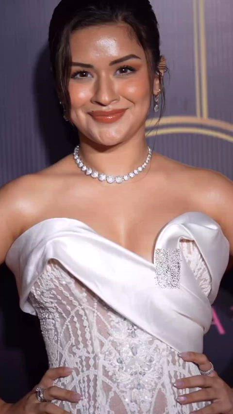 Hot Avneet Kaur Shows Off Her Sexy Style