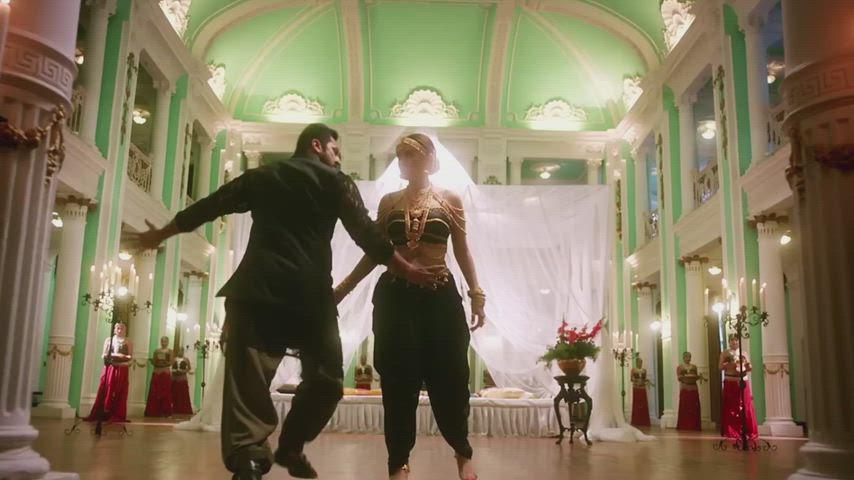 Hot and Sexy Hansika Motwani Shows Off Her Curves