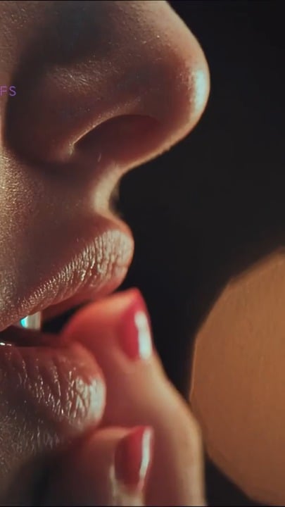 Hot and Sexy Moments with Amanda Seyfried and Megan Fox