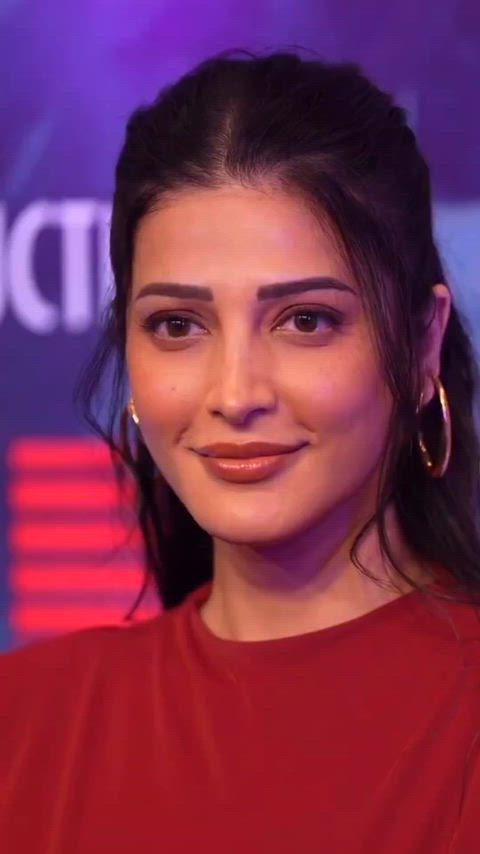 Hot and Sexy Shruti Haasan in Revealing Outfits