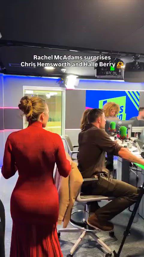 Rachel McAdams Shows Off Her Hot Curves and Stunning Butt