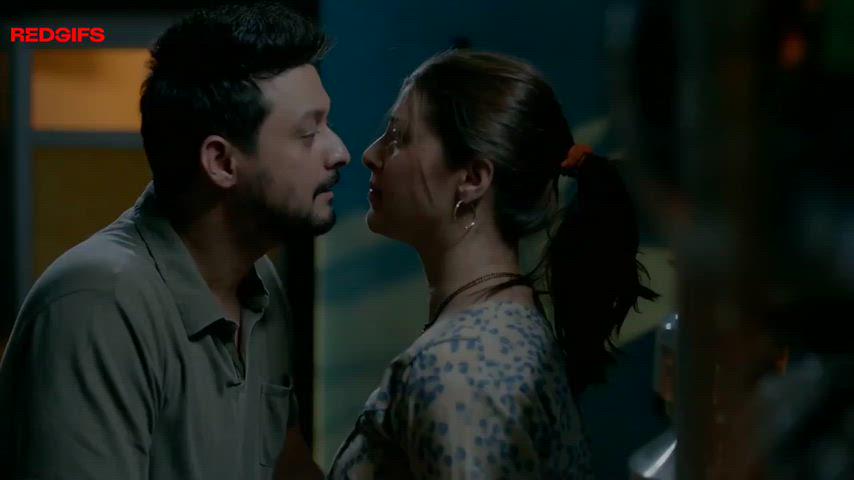 Tejaswini Pandit heats things up in a sexy scene in Samantar S2