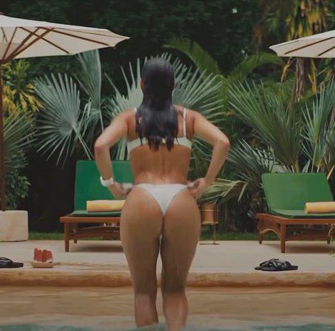 Adria Arjona’s Hot and Sexy Ass in Stunning Clip