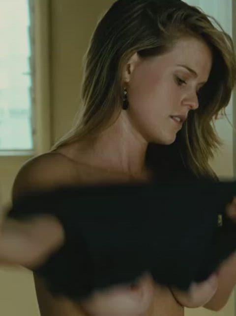 Alice Eve’s sizzling nude scene in Crossing Over (2009)