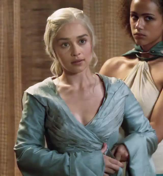 Emilia Clarke’s Hot and Risqué Moments in Game of Thrones