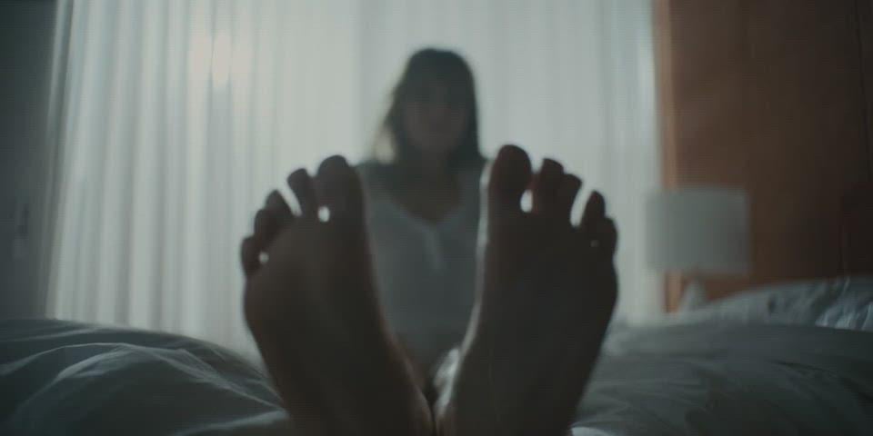 Linda Cardellini’s Steamy Sex Scene in DTF St. Louis (S1Ep2, 2026)