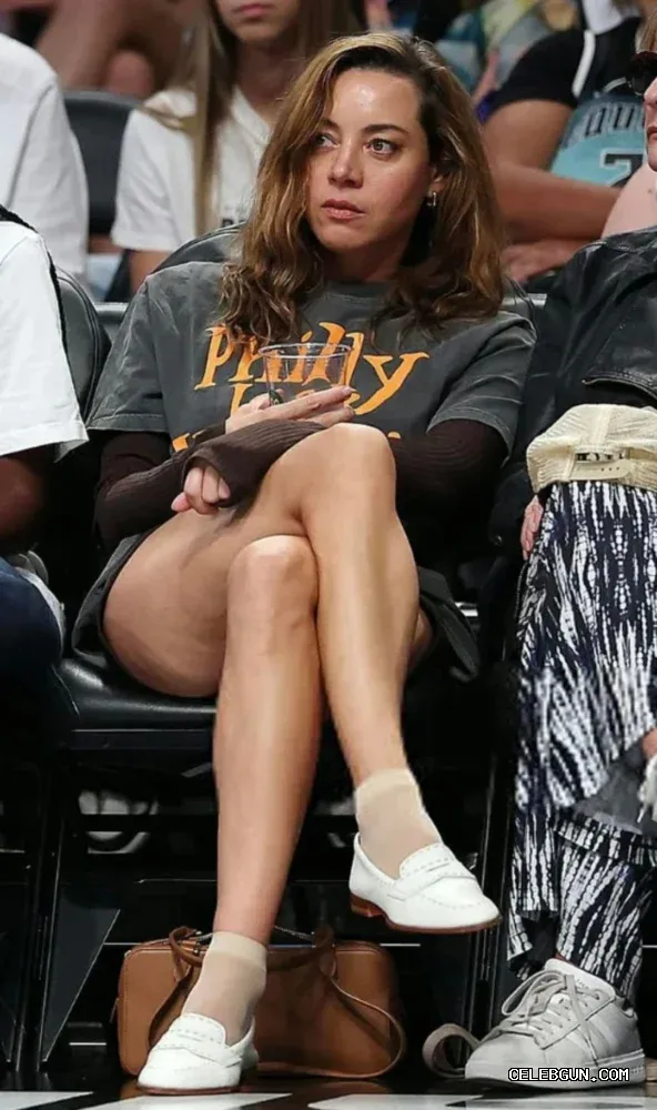 Aubrey Plaza's Sexy Thighs: Hot Photo Collection You Can't Miss