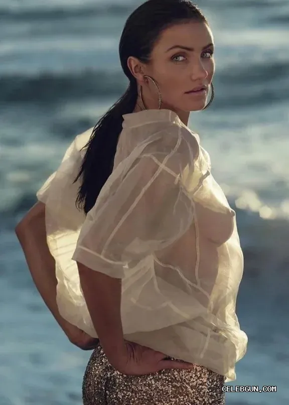 Cameron Diaz Flaunts Her A Cup Petite Boobs in Stunning