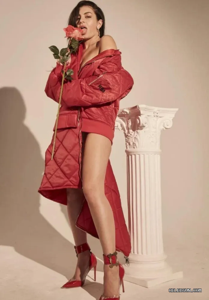 Charli XCX’s Sexy Thighs: A Stunning Collection of Hot Photos