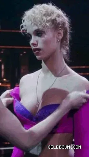 Elizabeth Berkley shows off her hot nude photos from Showgirls
