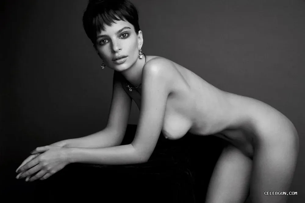 Emily Ratajkowski Naked and Hot in Stunning Nude Photos