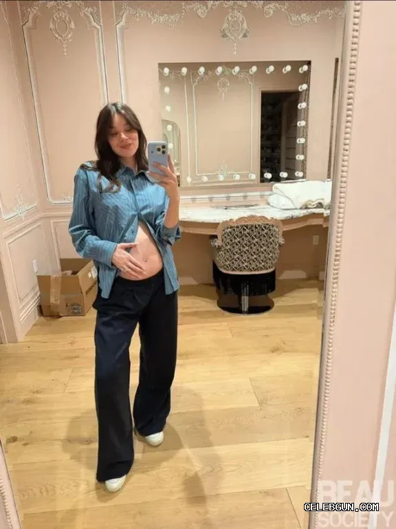 Hailee Steinfeld's Hot Sexy Pregnant Photo Collection