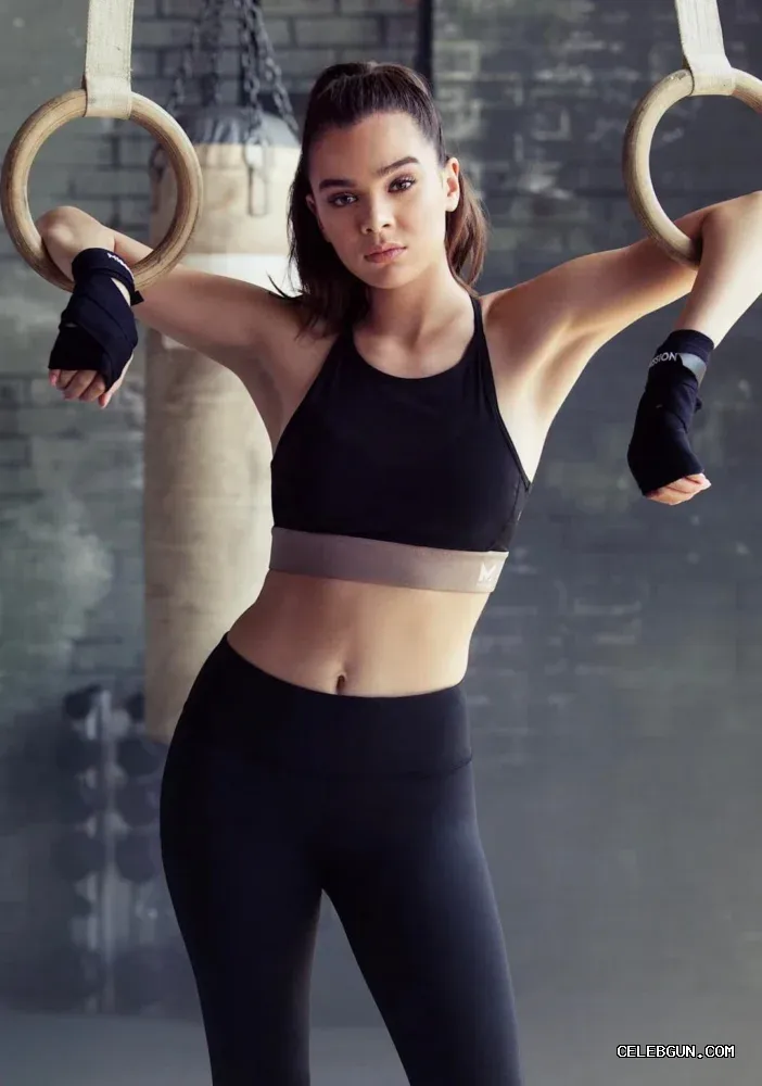Hailee Steinfeld's Hot Yoga Pants Photo Collection