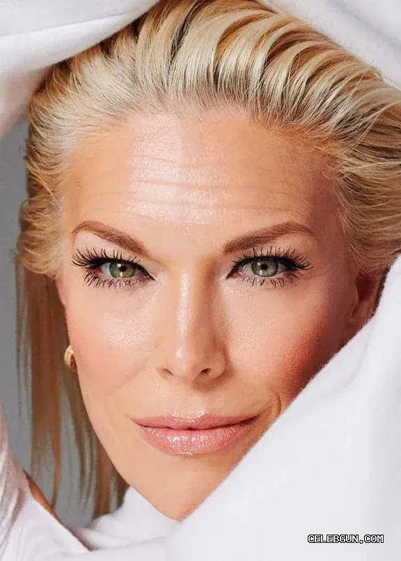 Hannah Waddingham's Hot Turtleneck Sexy Photo Collection