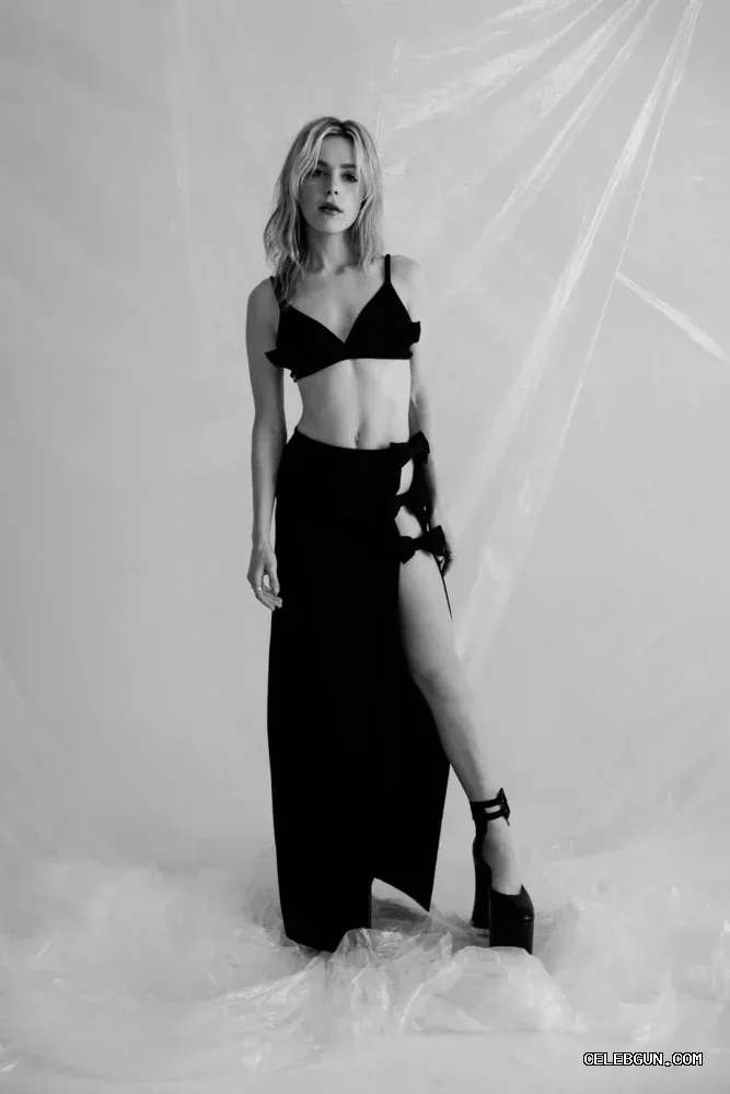 Kiernan Shipka's Hot Sexy Legs: Must-See Photos Collection