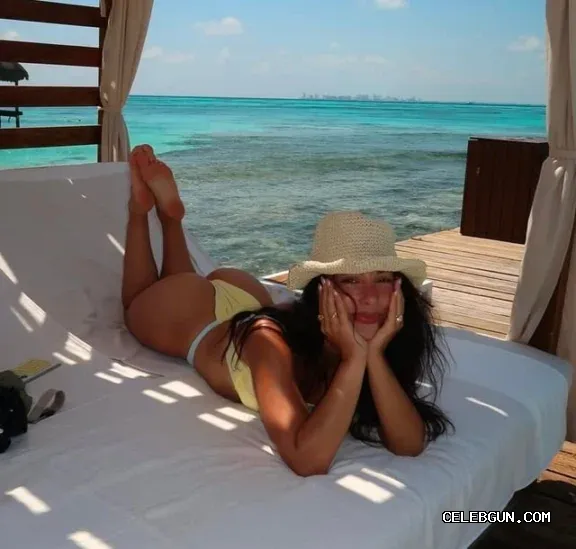María Chacon: Sexy Photos Collection Showcasing Her Hot Ass