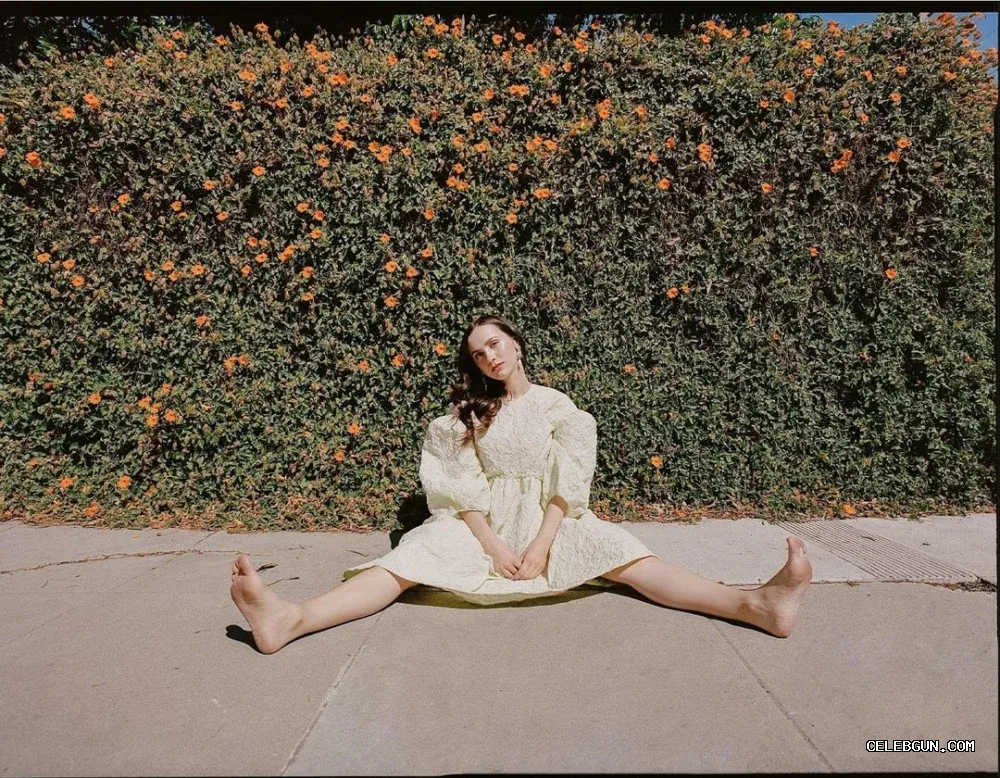Maude Apatow's Hot and Sexy Barefoot Photo Collection