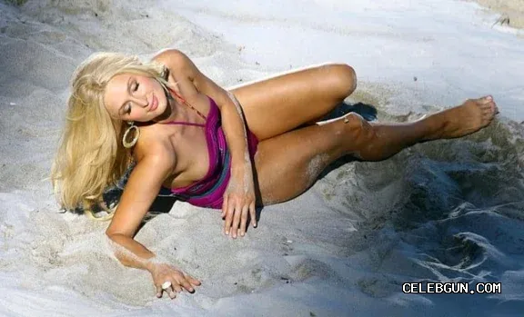 Paris Hilton's Sexy Thighs: Hot Photo Collection You Can't Miss